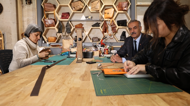 Kırşehir’de deri işlemeciliği modern tasarımlarla yeniden hayat buluyor